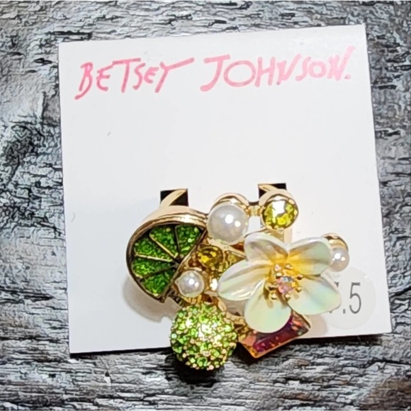 BETSEY JOHNSON BETSEYS BRUCH LIME FLOWERS AND BLING RING SIZE 7.5 - Picture 7 of 7
